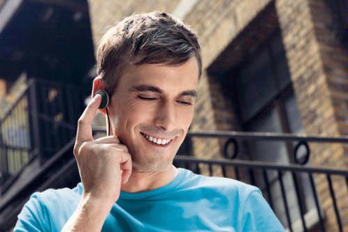 Met de Tapster introduceert Philips de eerste Bluetooth headset met gebaren controle. Streel hem zachtjes om het volume te regelen en tap 1x om de telefoon op te nemen.